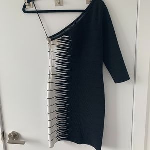 Off the shoulder form-fitting GUESS dress - B/W